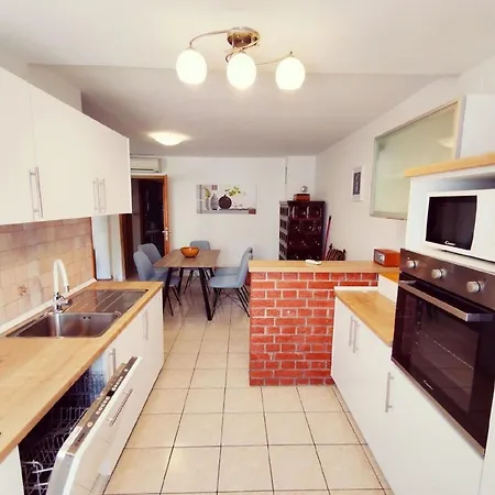 In Mit Terrasse, Garten Und Grill Apartman *