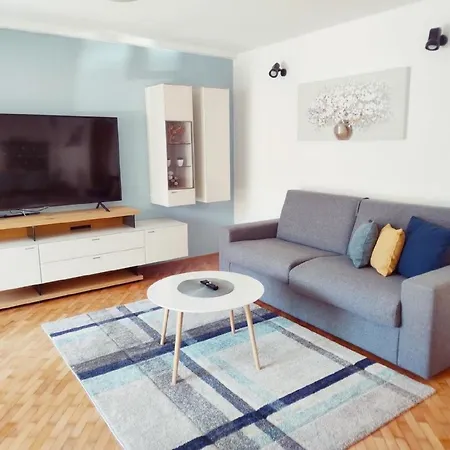 Apartman In Mit Terrasse, Garten Und Grill Pula