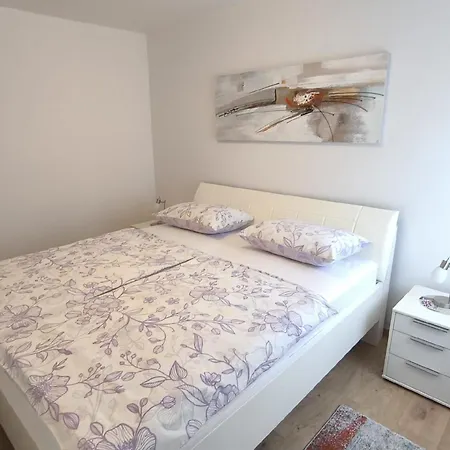 Apartman In Mit Terrasse, Garten Und Grill *